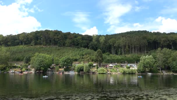 Waldsee Inmitten Der Berge Menschen Segeln Auf Booten Und Kajaks — Stockvideo