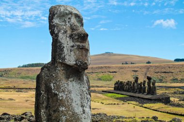 Ahu Tongariki önünde Lonely moai - Paskalya Adası
