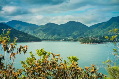 Dağ manzarası, deniz ve doğa.