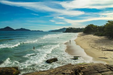 Dalgalar ve mavi denizin üzerinde akşam - Praia Vermelha do Centro - Ubatuba - So Paulo - Brezilya