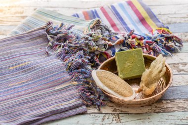Hamam peshtemals, sünger, doğal sabun ve süpürgesi fırça ile ayarla