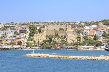 Çeşme Kalesi ile Çeşme, izmir, Türkiye'nin küçük iskele marina bulunduðu