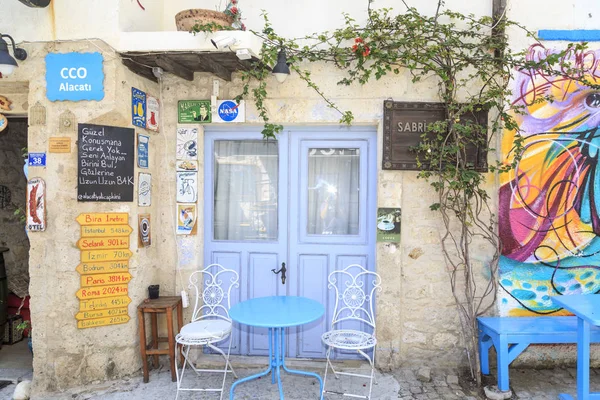 Kemalpaşa yolu Alaçatı, Türkiye'de-5 Temmuz 2018: kahvehane Kemalpaşa sokak, Alaçatı Çeşme, Izmir, Türkiye