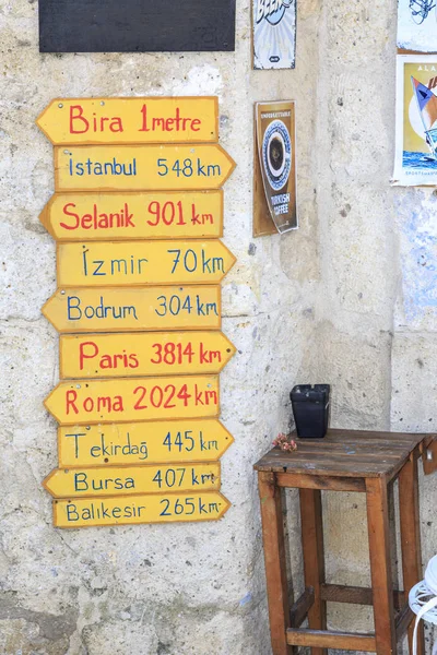 Road Signs Different Cities Turkey World Alacati Cesme Turkey — Stock Photo, Image