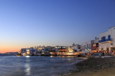 Mykonos, Yunanistan eski kasaba bölümü günbatımı sırasında plaj Küçük Venedik