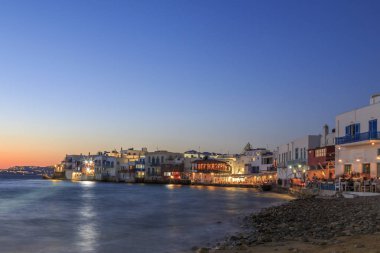 Mykonos, Yunanistan eski kasaba bölümü günbatımı sırasında plaj Küçük Venedik