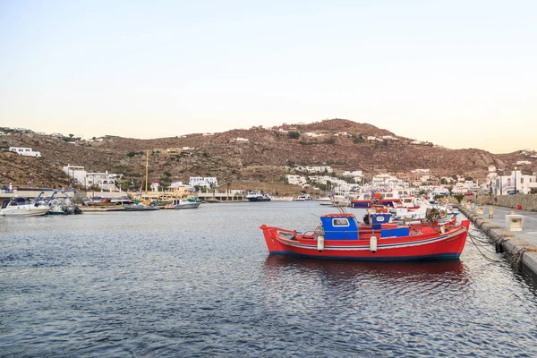 Barco Pesca Rojo Nueva Zona Portuaria Mykonos Grecia —  Fotos de Stock