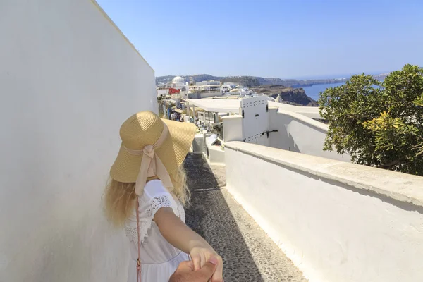 Santorini Island, Yunanistan Fira, sokaklarında elini tutarak sarışın