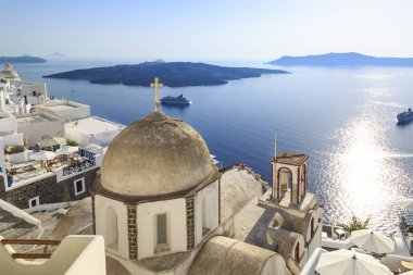 Agia Irini Kilisesi Thira Town, Santorini, Yunanistan şehir manzaralı