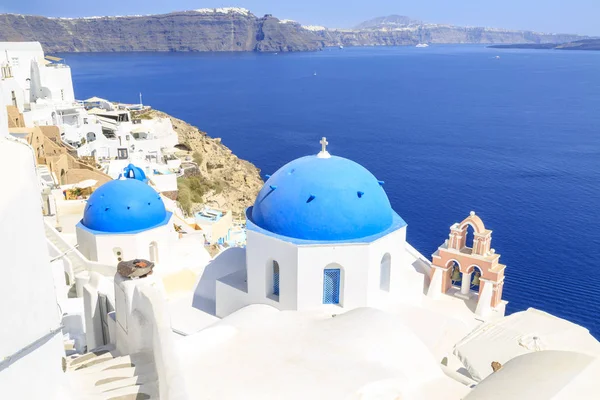 Güzel mavi kubbeli chuch Oia Köyü, Santorini Island, Yunanistan