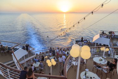 ETS tur gemisi Ege Denizi - 6 Temmuz 2018: Cruise insanlarda ege Yunan Adaları, Yunanistan üzerinden izlerken günbatımı gemi.