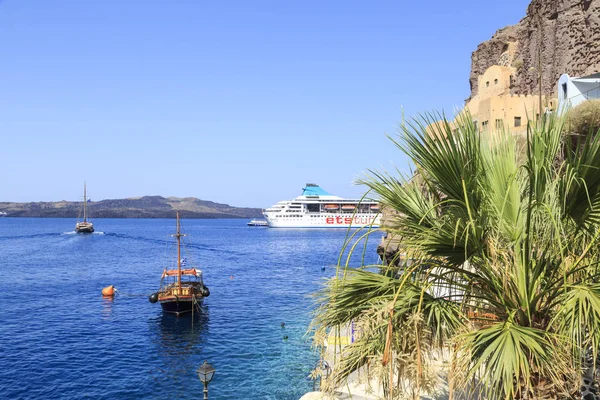 Santorini Grecja Lipca 2018 Widok Ets Tur Statku Portu Fira — Zdjęcie stockowe