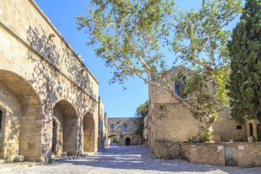 Rhodes Town, Oniki Ada, Yunanistan Arkeoloji Müzesi önünde Apellou sokak görünümü