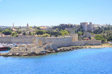 Eski Şehir Rhodes Cityscape: St nicholas kulesi önünde, palace grand şövalyeler, saat kulesi, cami Rodos, Oniki Ada, Yunanistan
