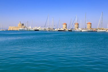 Yel değirmenleri ve st nicholas Kulesi ve deniz feneri Mandraki Port Rodos, Oniki Ada, Yunanistan