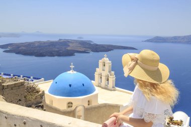 Sarışın kadın Santorini görünümünü üç çan Fira, Santorini, Yunanistan Fira Kilisesi yakınındaki izlerken