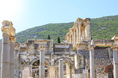Antik kent Efes, Izmir, Türkiye'de Celsus ve Untere agora alanında Kütüphanesi