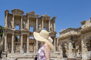 Efes, Izmir, Türkiye'de Celsus Kütüphanesi'nde seyir şapka ile sarışın kadın