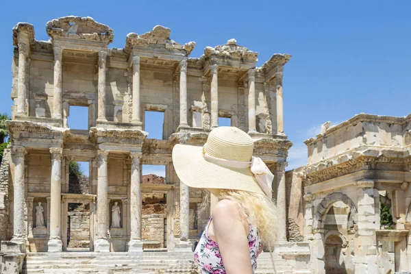 Femme Blonde Avec Chapeau Regardant Bibliothèque Celsus Ephèse Izmir Turquie — Photo