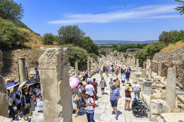 Efézusban Izmir Törökország 2018 Július Emberek Sétálnak Alapos Ősi Utcáit — Stock Fotó