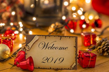 Noel dekorları, ışıklar ve fener ile yeni yıl veya Noel tebrik kartı