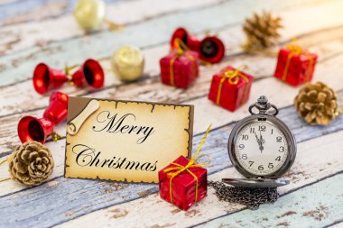 Yeni yıl veya cep saati ve Noel süslemeleri ile Noel için tebrik kartı