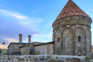 Erzurum, Türkiye'de arka yüzüne gelen tarihsel çifte minareli medresesi (Ortaçağ okul)