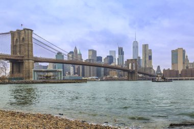 Brooklyn Köprüsü ve aşağı manhattan pedalo plaj Brooklyn, New York, ABD