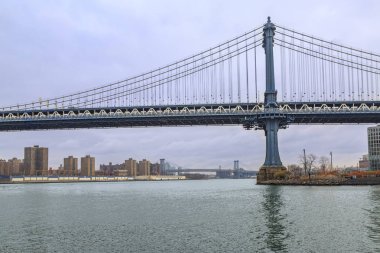 Manhattan Köprüsü'nden yan ve Williamsburg Köprüsü mesafe: Brooklyn, New York, Usa