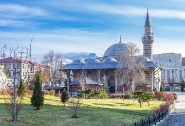 Lalapaşa Camii Palandöken Dağı arka plan ile Erzurum, Türkiye'de kar