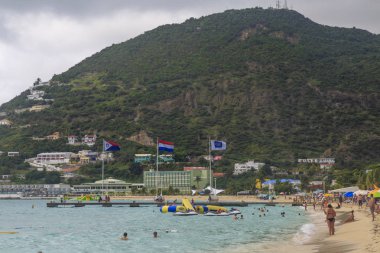 Büyük bay Beach deki Philipsburg, St Maarten - 1 Aralık 2016: St Marteen, Philipsburg başkenti büyük bay kumsalda insanlara