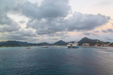 At Philipsburg, St Martin - 1 Aralık 2016: Günbatımı üzerinde sermaye Philipsburg, St Martin ile yolcu gemilerine