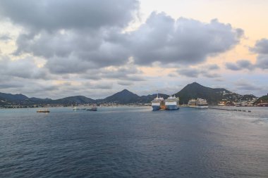 At Philipsburg, St Martin - 1 Aralık 2016: Günbatımı üzerinde sermaye Philipsburg, St Martin ile yolcu gemilerine