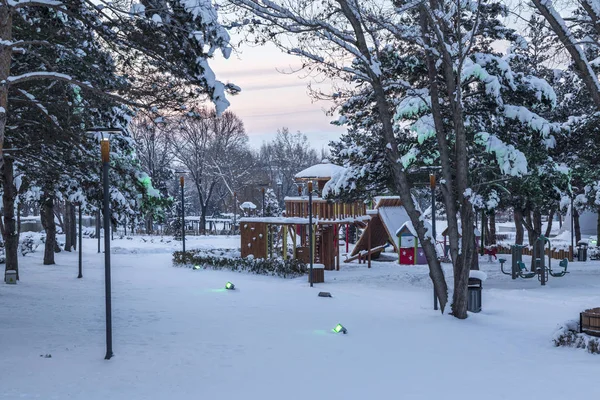 Kind Speeltuin Park Met Sneeuw Tijdens Winter — Stockfoto