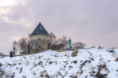 Kümbet Camii yakınındaki Erzurum, Türkiye'de üç kumbets ile