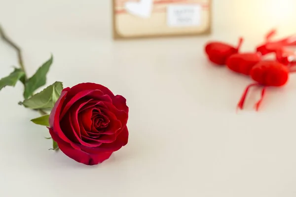 Rosa Roja Única Corazones Tarjeta Mesa Crema —  Fotos de Stock