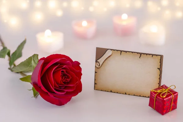 Biglietto Auguri Vuoto Con Singola Rosa Rossa Confezione Regalo Candele — Foto Stock