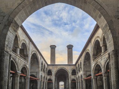 Çifte Minareli (Çift Kişilik minare) medrese içinde (eski okul), Erzurum, Türkiye