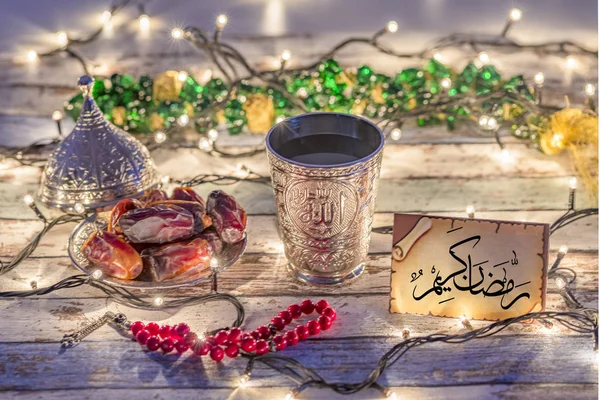 Tarjeta de felicitación con texto árabe "Ramadán Kareem" con fechas, rosario — Foto de Stock