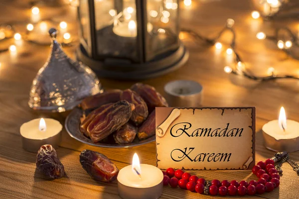 Biglietto di auguri Ramadan Kareem con date, rosario, candele in browm — Foto Stock