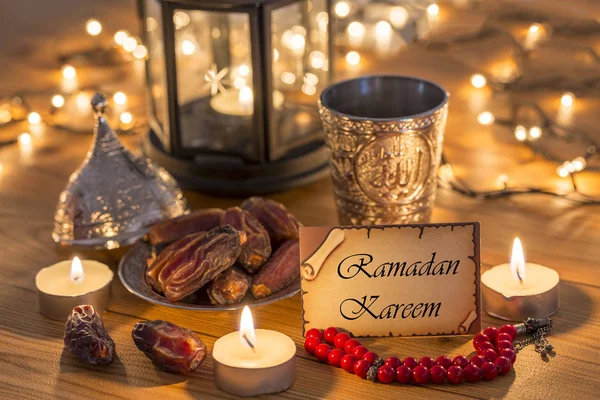 Tarjeta de felicitación Ramadán Kareem con dátiles, rosario y agua de metal — Foto de Stock