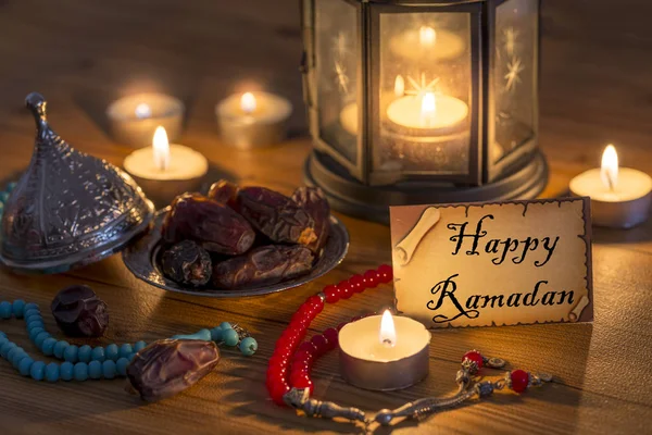 Carta de felicitación escribiendo Feliz Ramadán con fechas, rosario, velas — Foto de Stock