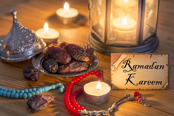 Carta de felicitación de Ramadán Kareem con fechas, rosario, velas — Foto de Stock
