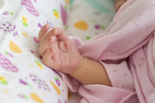 Hand of sleeping newborn in small bed — Stock Photo, Image