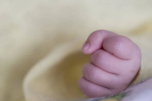 Ręka noworodka w formie pięści — Zdjęcie stockowe