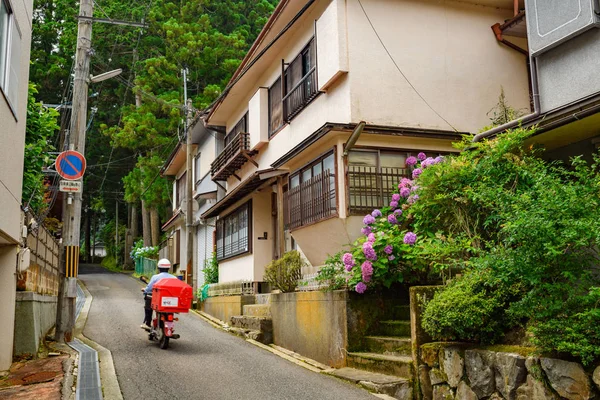 Postacı teslimat yapıyor, Koyasan — Stok fotoğraf