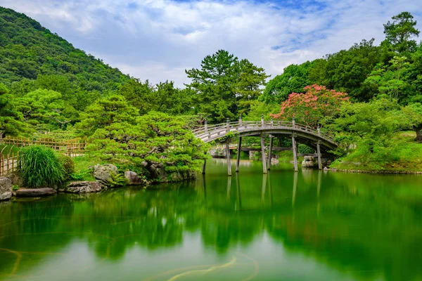 Pont de style japonais dans le jardin — Photo