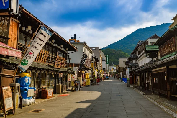 Eski dükkanevleri ile Sokak — Stok fotoğraf