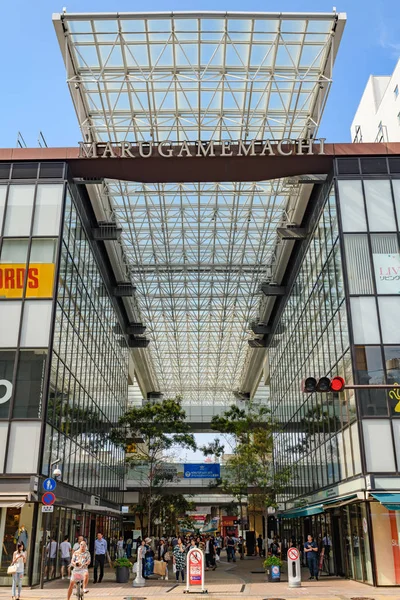 Quartier commerçant moderne, Takamatsu, Kagawa, Japon — Photo