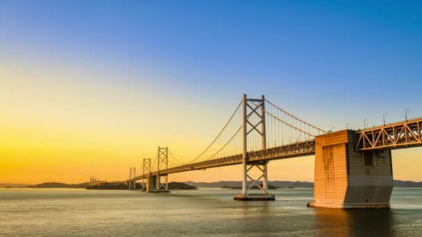 香川県と岡山県を結ぶ瀬戸大橋の日没時間が過ぎる 世界最長の2層橋 — ストック動画